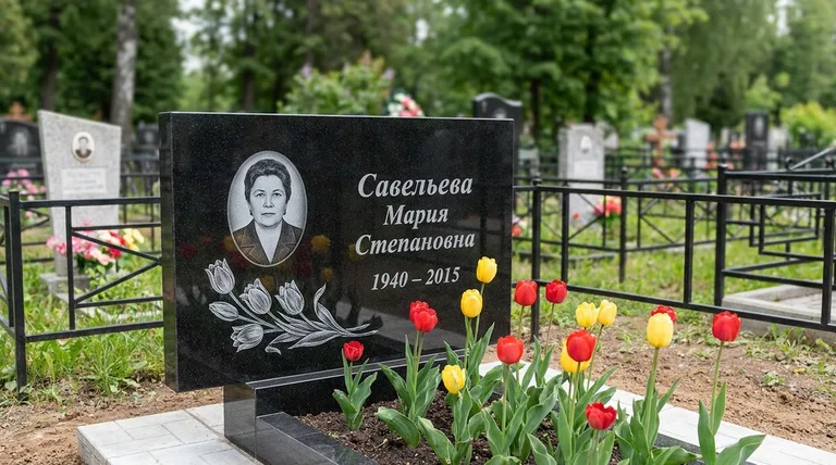 Памятник с гравировкой тюльпанов — выполненная работа «Савельева» в Ульяновске