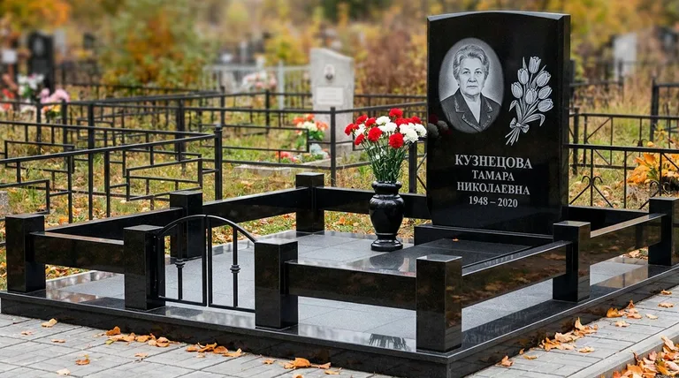 Памятник с гравировкой тюльпанов — выполненная работа «Кузнецова» в Ульяновске