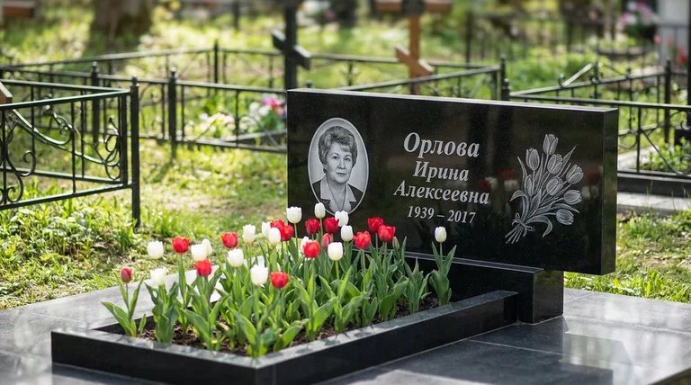 Памятник с гравировкой тюльпанов — выполненная работа «Орлова» в Ульяновске