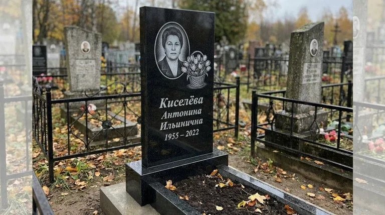 Памятник с гравировкой тюльпанов — выполненная работа «Киселёва» в Ульяновске
