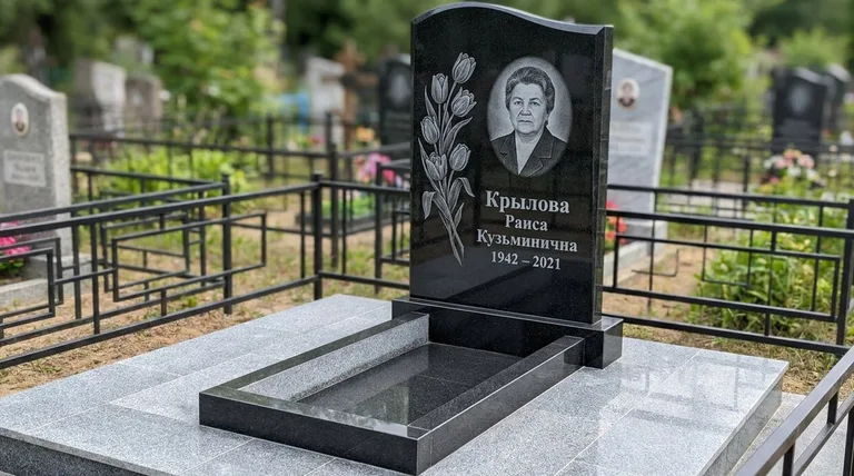 Памятник с гравировкой тюльпанов — выполненная работа «Крылова» в Ульяновске