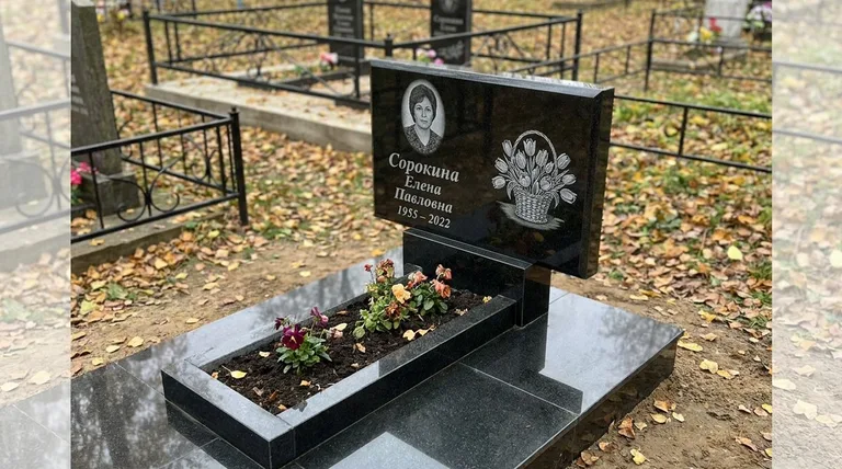 Памятник с гравировкой тюльпанов — выполненная работа «Сорокина» в Ульяновске