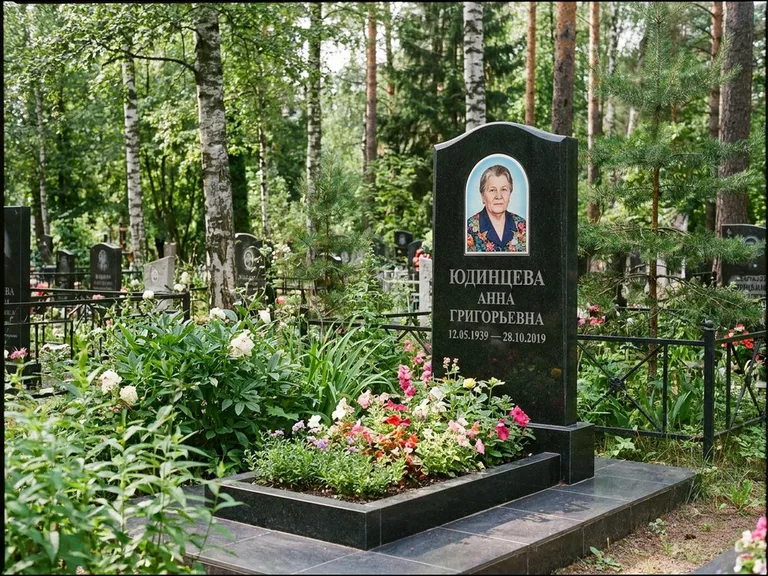 Овальный портрет на памятнике весной в Ульяновске