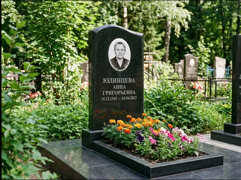 Овальный портрет на сером граните — работа «Юдинцева» в Ульяновске