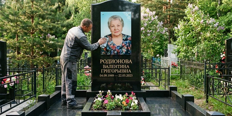 Фотокерамика и печать фото на памятник в Ульяновске — мастер устанавливает цветной портрет на стекле на гранитный памятник