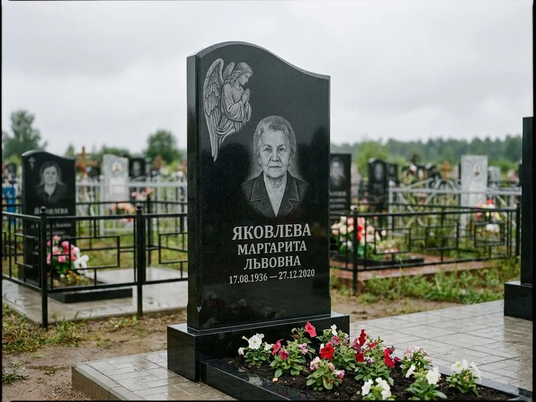 Памятник с гравировкой ангела — гравировка молящегося ангела в верхней части стелы, работа «Яковлева» в Ульяновске