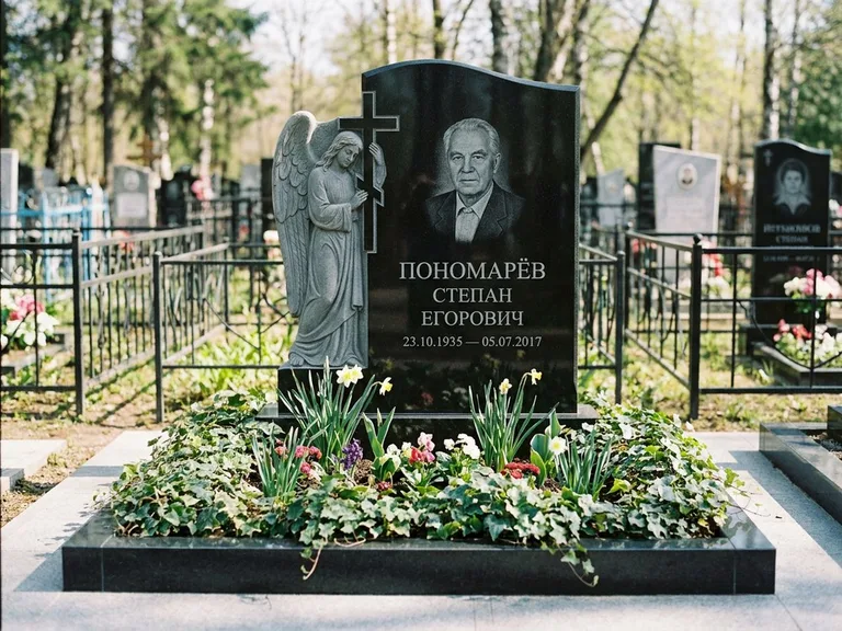 Памятник с гравировкой ангела — гравировка ангела с крестом рядом с эпитафией, работа «Пономарёв» в Ульяновске