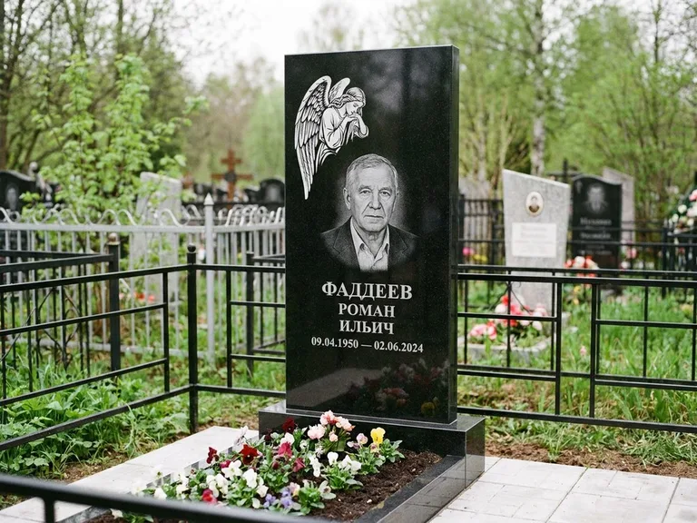 Памятник с гравировкой ангела — белая гравировка скорбящего ангела над портретом, работа «Фаддеев» в Ульяновске