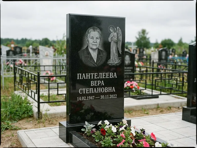 Памятник с гравировкой ангела — гравировка ангела-хранителя сбоку от портрета, работа «Пантелеева» в Ульяновске