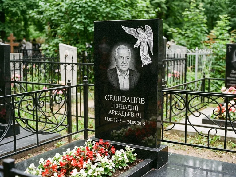 Памятник с гравировкой ангела — белая гравировка скорбящего ангела над портретом, работа «Селиванов» в Ульяновске