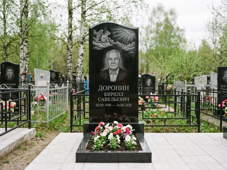 Памятник с гравировкой ангела — гравировка ангела в облаках с лучами над портретом, работа «Доронин» в Ульяновске