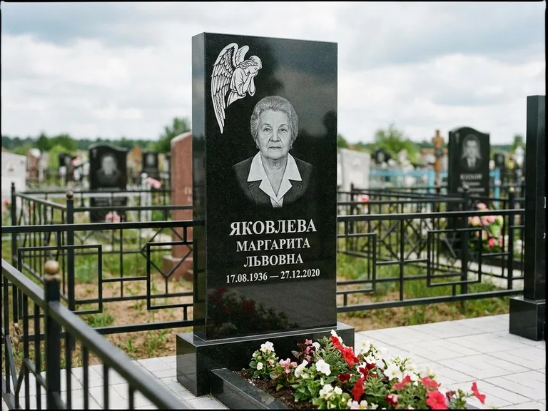 Памятник с гравировкой ангела — белая гравировка скорбящего ангела над портретом, работа «Яковлева» в Ульяновске