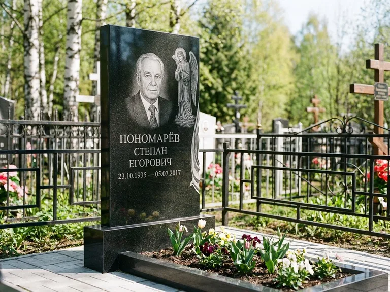 Памятник с гравировкой ангела — гравировка ангела-хранителя сбоку от портрета, работа «Пономарёв» в Ульяновске