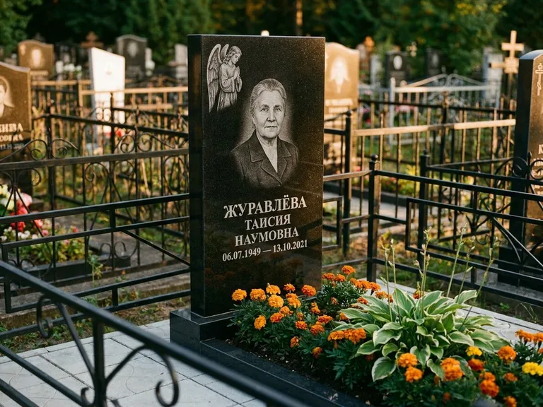 Памятник с гравировкой ангела — гравировка молящегося ангела в верхней части стелы, работа «Журавлёва» в Ульяновске