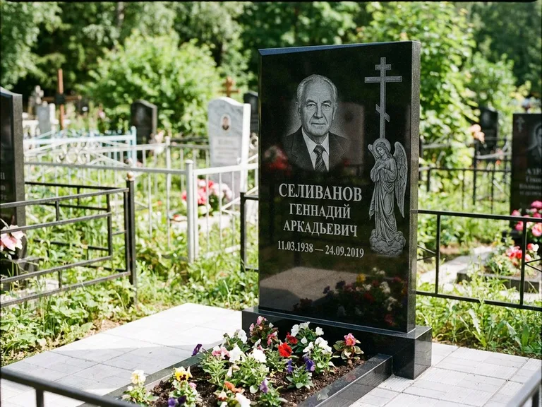 Памятник с гравировкой ангела — гравировка ангела с крестом рядом с эпитафией, работа «Селиванов» в Ульяновске
