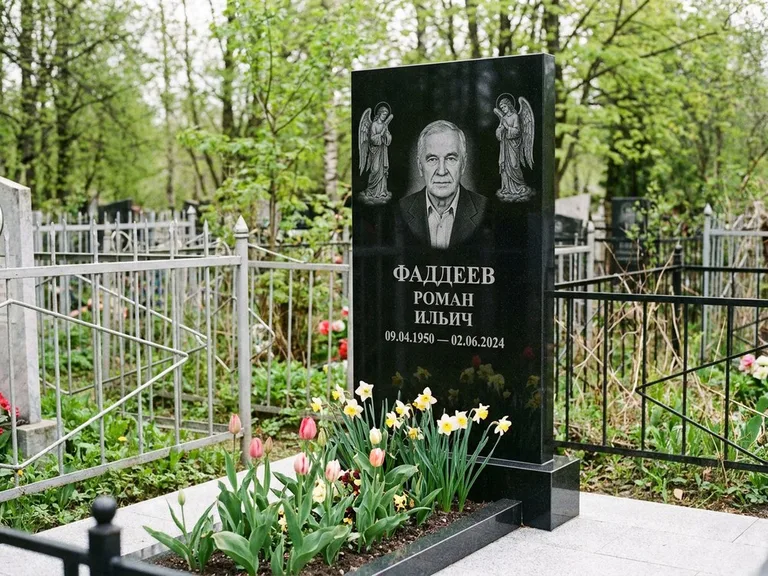 Памятник с гравировкой ангела — гравировка двух ангелов по сторонам портрета, работа «Фаддеев» в Ульяновске