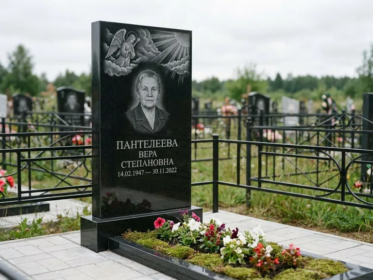 Памятник с гравировкой ангела — гравировка ангела в облаках с лучами над портретом, работа «Пантелеева» в Ульяновске
