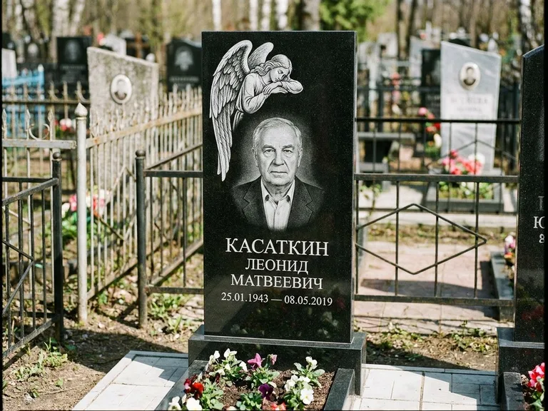 Памятник с гравировкой ангела — белая гравировка скорбящего ангела над портретом, работа «Касаткин» в Ульяновске