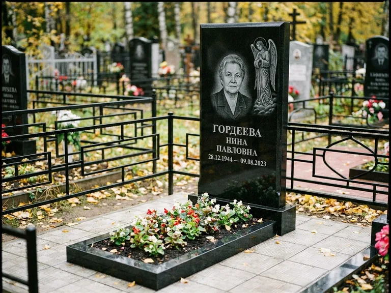 Памятник с гравировкой ангела — гравировка ангела-хранителя сбоку от портрета, работа «Гордеева» в Ульяновске