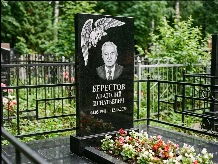 Памятник с гравировкой ангела — гравировка молящегося ангела в верхней части стелы, работа «Свиридов» в Ульяновске