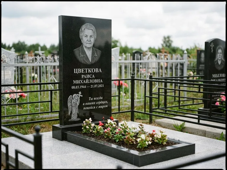 Памятник с гравировкой ангела — гравировка двух ангелов по сторонам портрета, работа «Яковлева» в Ульяновске