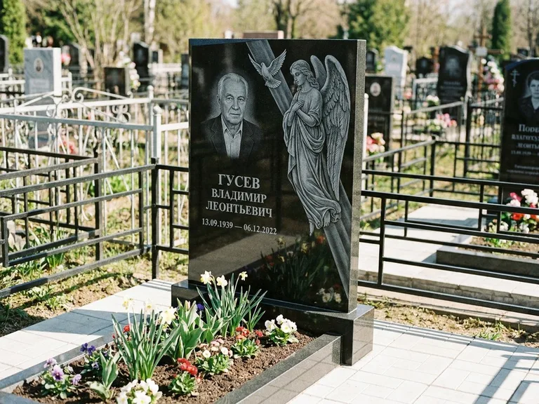 Памятник с гравировкой ангела — гравировка ангела в облаках с лучами над портретом, работа «Пономарёв» в Ульяновске