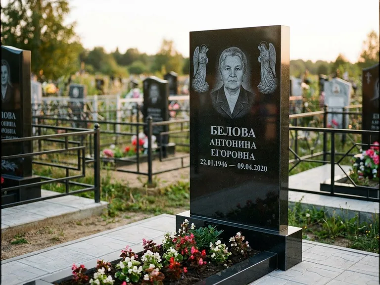 Памятник с гравировкой ангела — белая гравировка скорбящего ангела над портретом, работа «Журавлёва» в Ульяновске