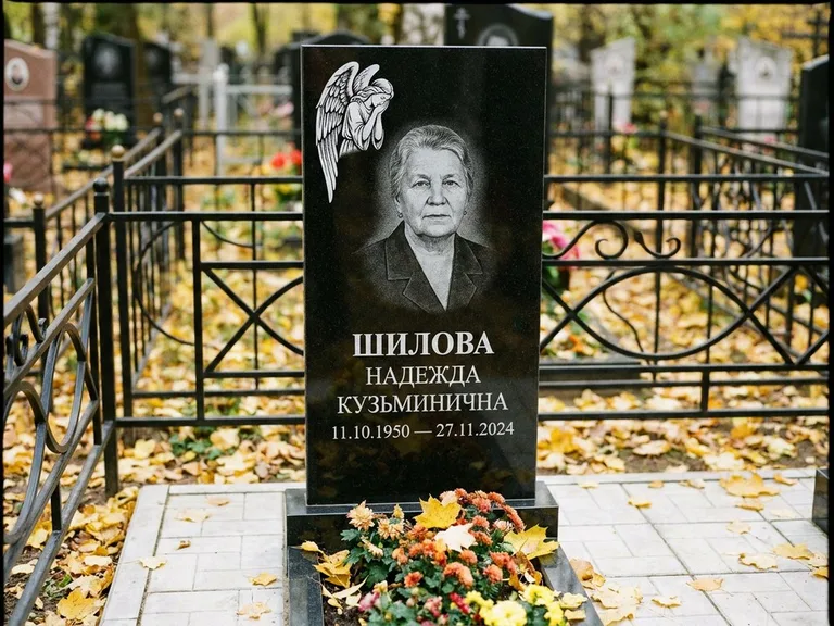 Памятник с гравировкой ангела — гравировка молящегося ангела в верхней части стелы, работа «Гордеева» в Ульяновске