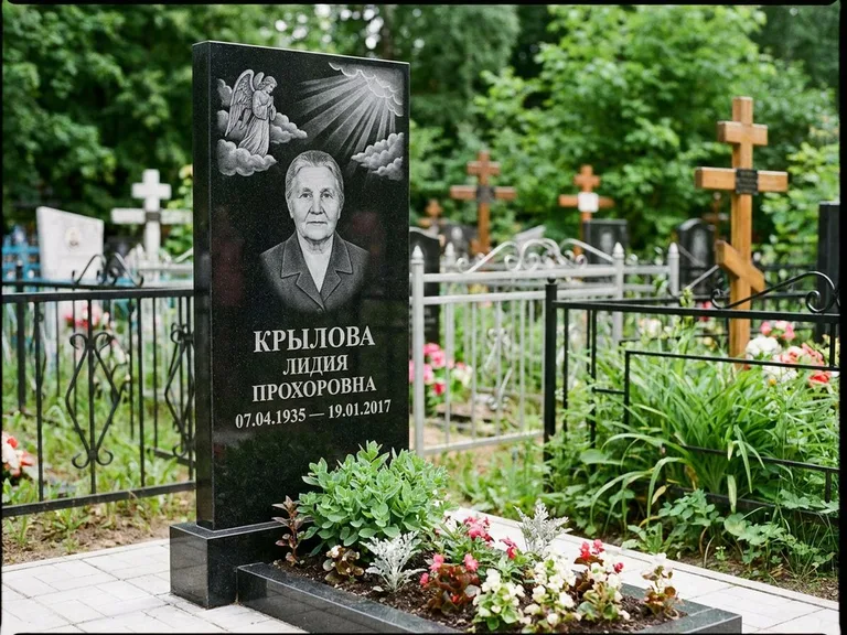 Памятник с гравировкой ангела — гравировка ангела в облаках с лучами над портретом, работа «Лобанова» в Ульяновске