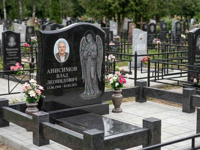 Памятник с гравировкой ангела — белая гравировка скорбящего ангела над портретом, работа «Свиридов» в Ульяновске