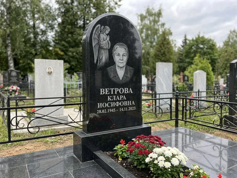 Памятник с гравировкой ангела — гравировка ангела-хранителя сбоку от портрета, работа «Игнатова» в Ульяновске