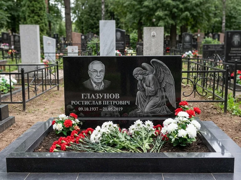 Памятник с гравировкой ангела — гравировка молящегося ангела в верхней части стелы, работа «Доронин» в Ульяновске