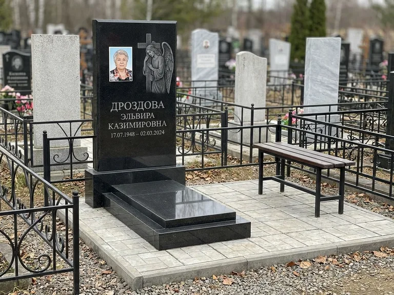 Памятник с гравировкой ангела — гравировка ангела с крестом рядом с эпитафией, работа «Яковлева» в Ульяновске