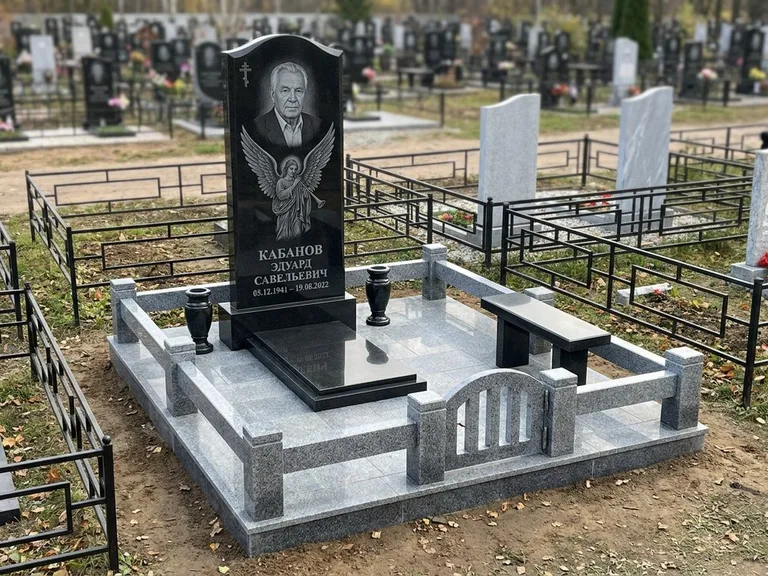 Памятник с гравировкой ангела — гравировка ангела с голубем по диагонали стелы, работа «Пономарёв» в Ульяновске