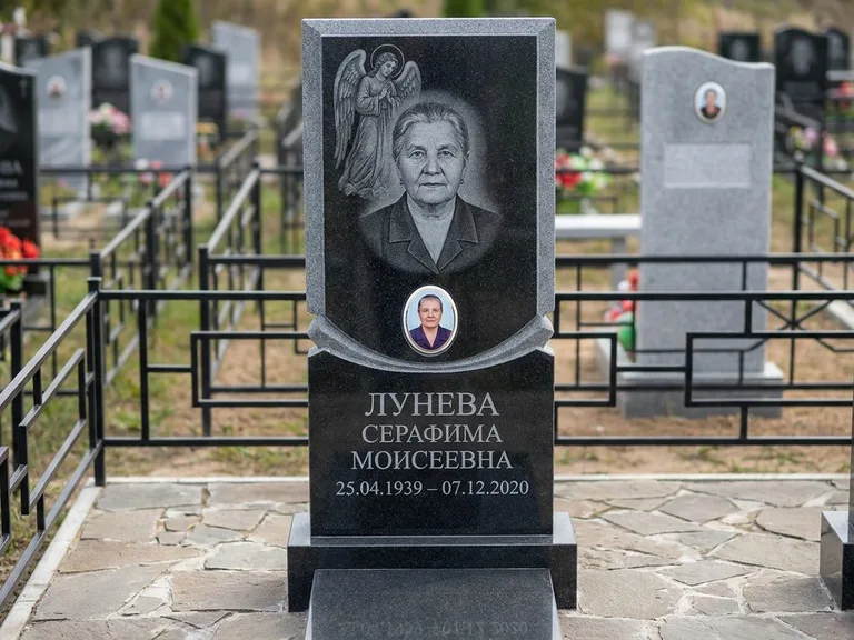 Памятник с гравировкой ангела — гравировка двух ангелов по сторонам портрета, работа «Журавлёва» в Ульяновске