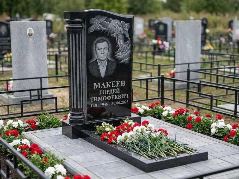 Памятник с гравировкой ангела — гравировка ангела в облаках с лучами над портретом, работа «Селиванов» в Ульяновске