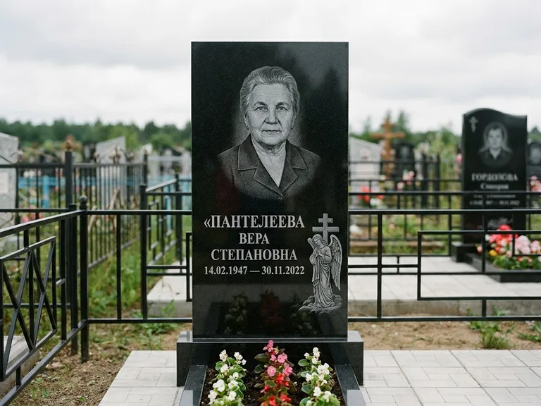 Памятник с гравировкой ангела — гравировка ангела с крестом рядом с эпитафией, работа «Пантелеева» в Ульяновске