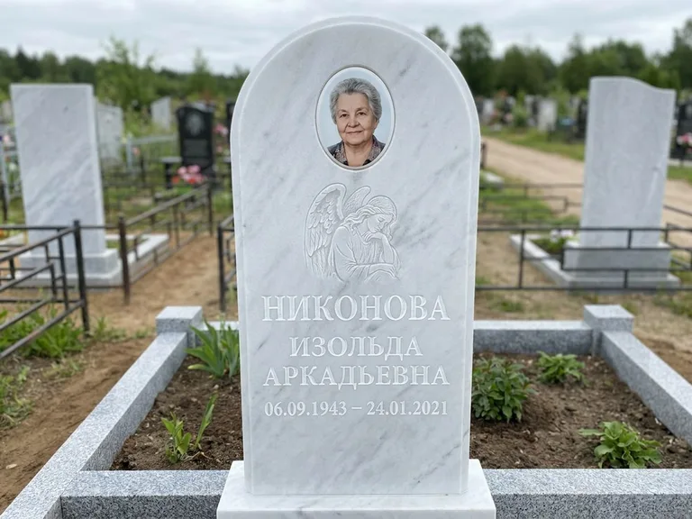 Памятник с гравировкой ангела — белая гравировка скорбящего ангела над портретом, работа «Гордеева» в Ульяновске