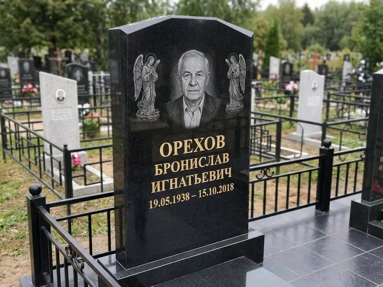 Памятник с гравировкой ангела — гравировка ангела-хранителя сбоку от портрета, работа «Фаддеев» в Ульяновске