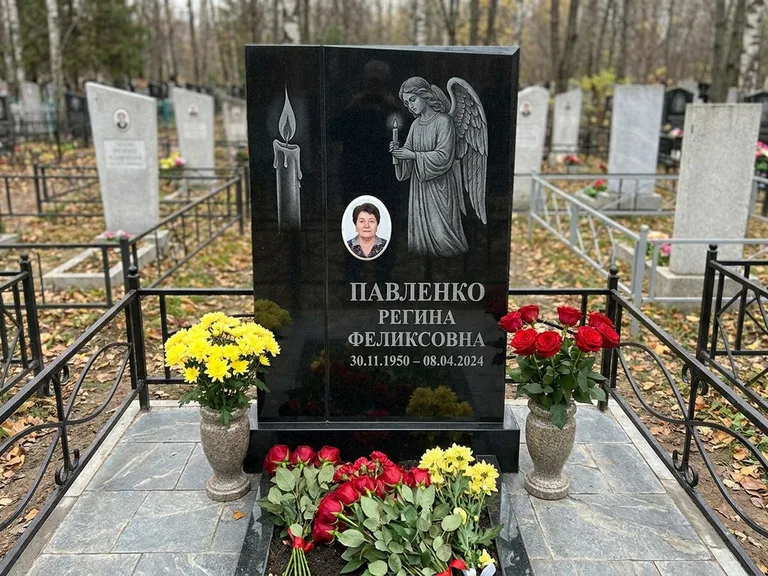 Памятник с гравировкой ангела — гравировка молящегося ангела в верхней части стелы, работа «Пантелеева» в Ульяновске