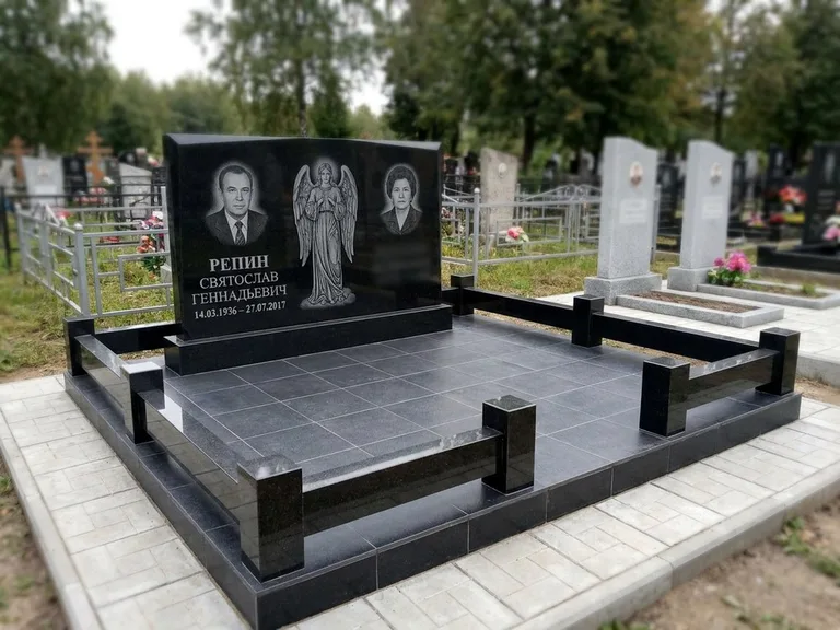Памятник с гравировкой ангела — гравировка ангела с крестом рядом с эпитафией, работа «Касаткин» в Ульяновске