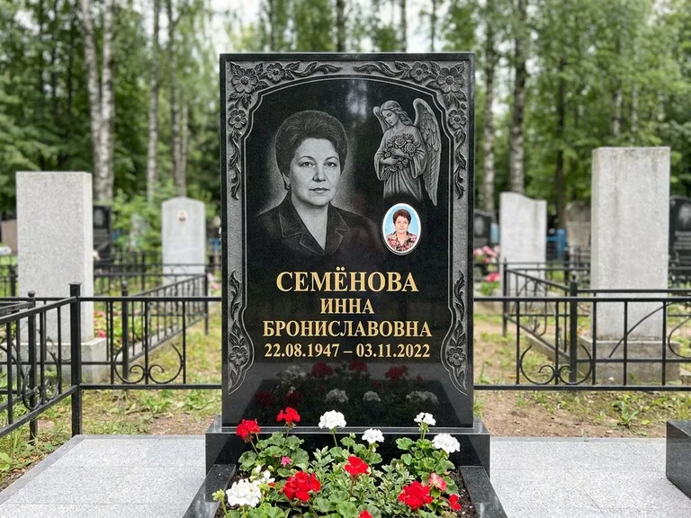 Памятник с гравировкой ангела — гравировка ангела с голубем по диагонали стелы, работа «Лобанова» в Ульяновске