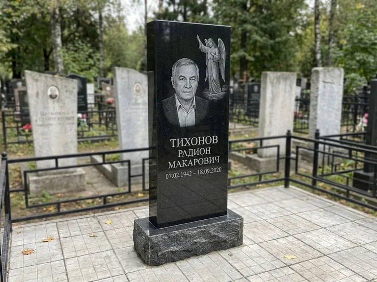 Памятник с гравировкой ангела — гравировка двух ангелов по сторонам портрета, работа «Свиридов» в Ульяновске