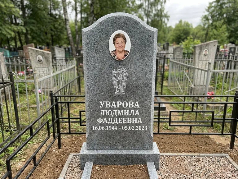 Памятник с гравировкой ангела — гравировка ангела в облаках с лучами над портретом, работа «Игнатова» в Ульяновске