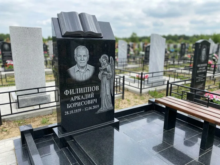 Памятник с гравировкой ангела — белая гравировка скорбящего ангела над портретом, работа «Доронин» в Ульяновске