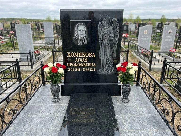Памятник с гравировкой ангела — гравировка ангела-хранителя сбоку от портрета, работа «Яковлева» в Ульяновске