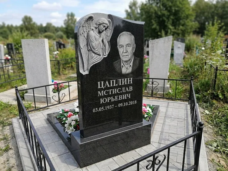 Памятник с гравировкой ангела — гравировка молящегося ангела в верхней части стелы, работа «Пономарёв» в Ульяновске