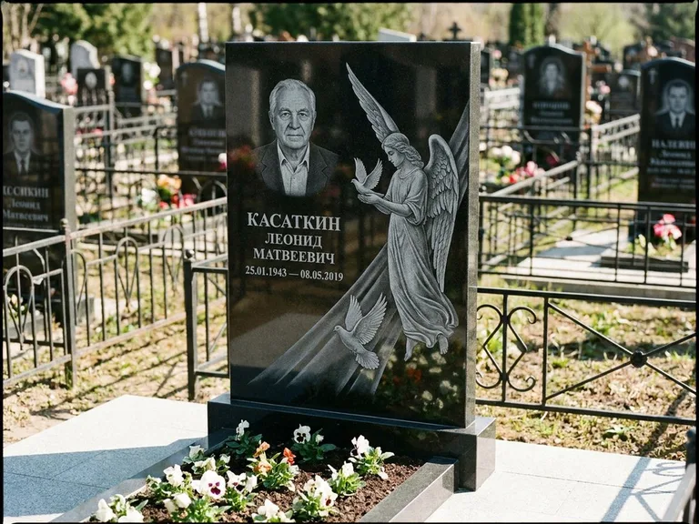 Памятник с гравировкой ангела — гравировка ангела с голубем по диагонали стелы, работа «Касаткин» в Ульяновске