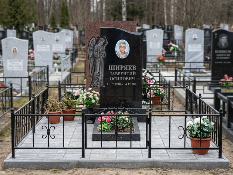 Памятник с гравировкой ангела — гравировка ангела с голубем по диагонали стелы, работа «Селиванов» в Ульяновске