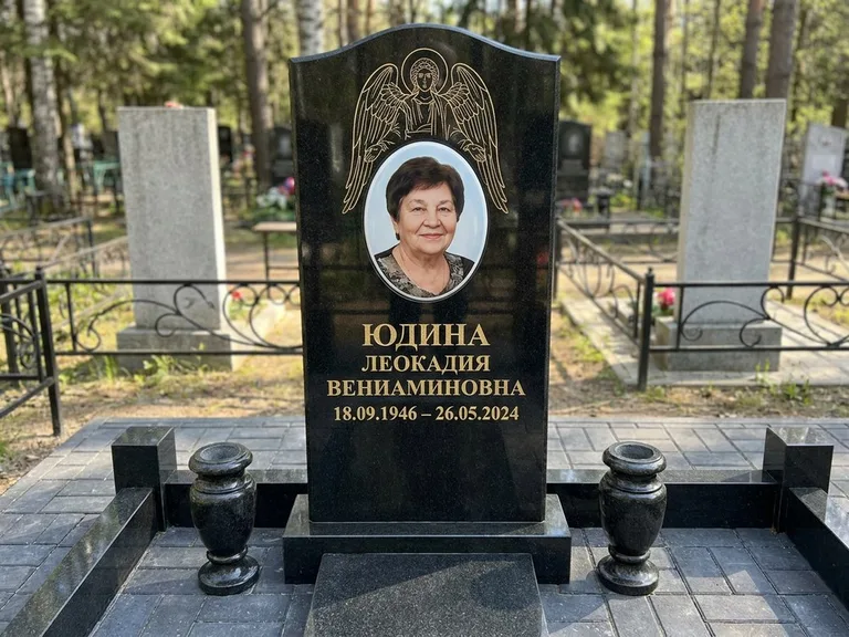 Памятник с гравировкой ангела — гравировка двух ангелов по сторонам портрета, работа «Гордеева» в Ульяновске